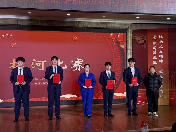 以表彰礼赞身边榜样