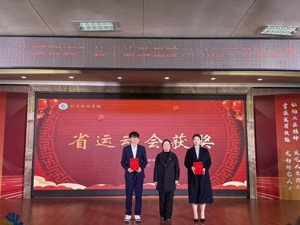 晚会在激情洋溢的开场舞《借来的猫》中