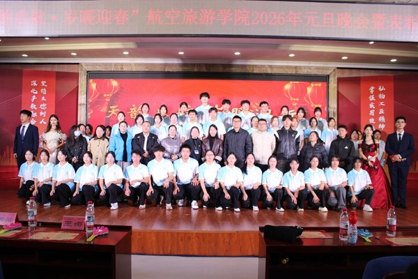 院长王娜在晚会致辞中向全体师生送上新
